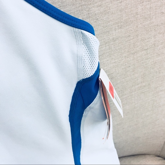 NWT Nike Active Top w/ Back Pockets Size L - Picture 3 of 7